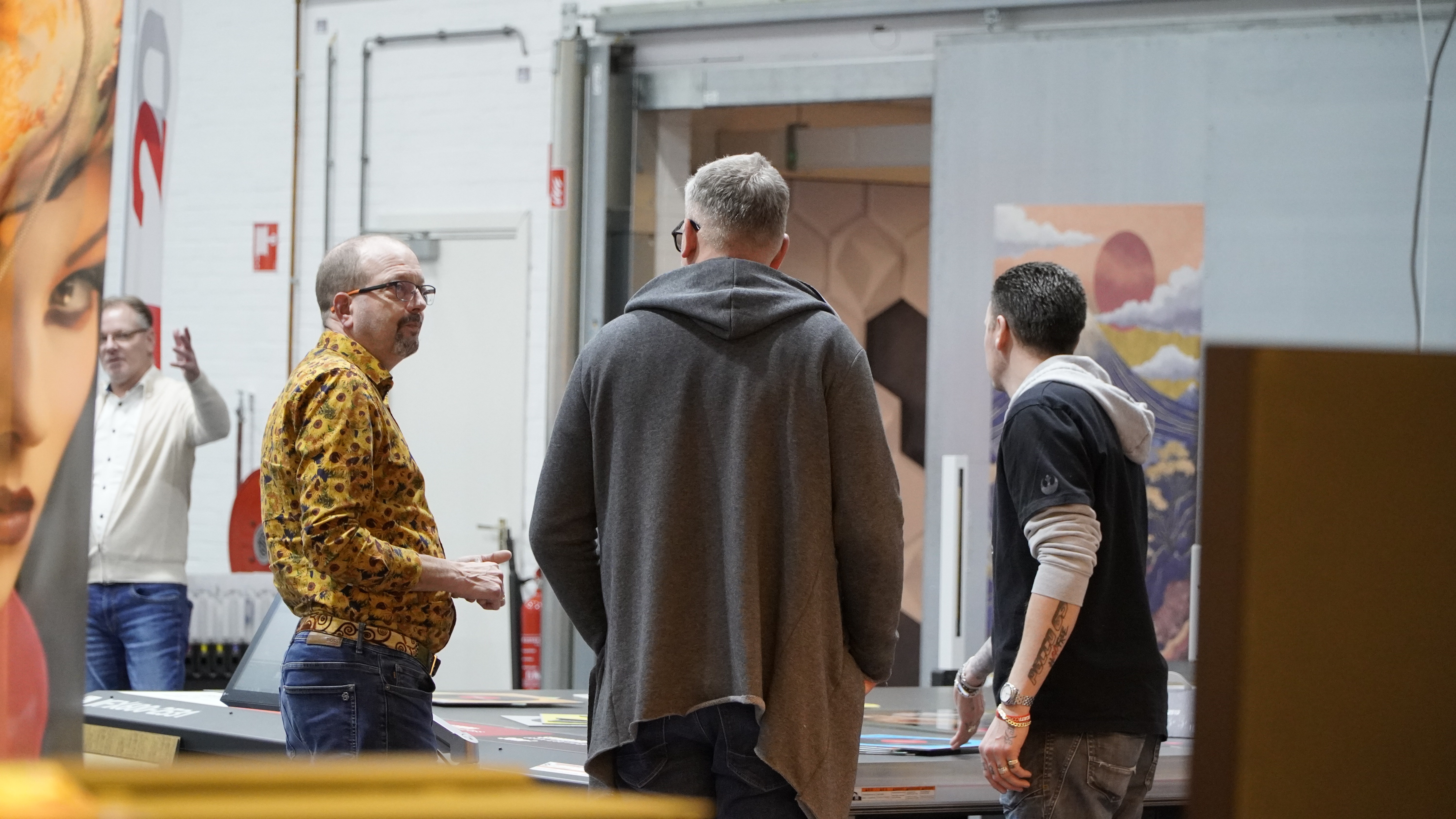 Mimaki specialisten in gesprek met bezoekers