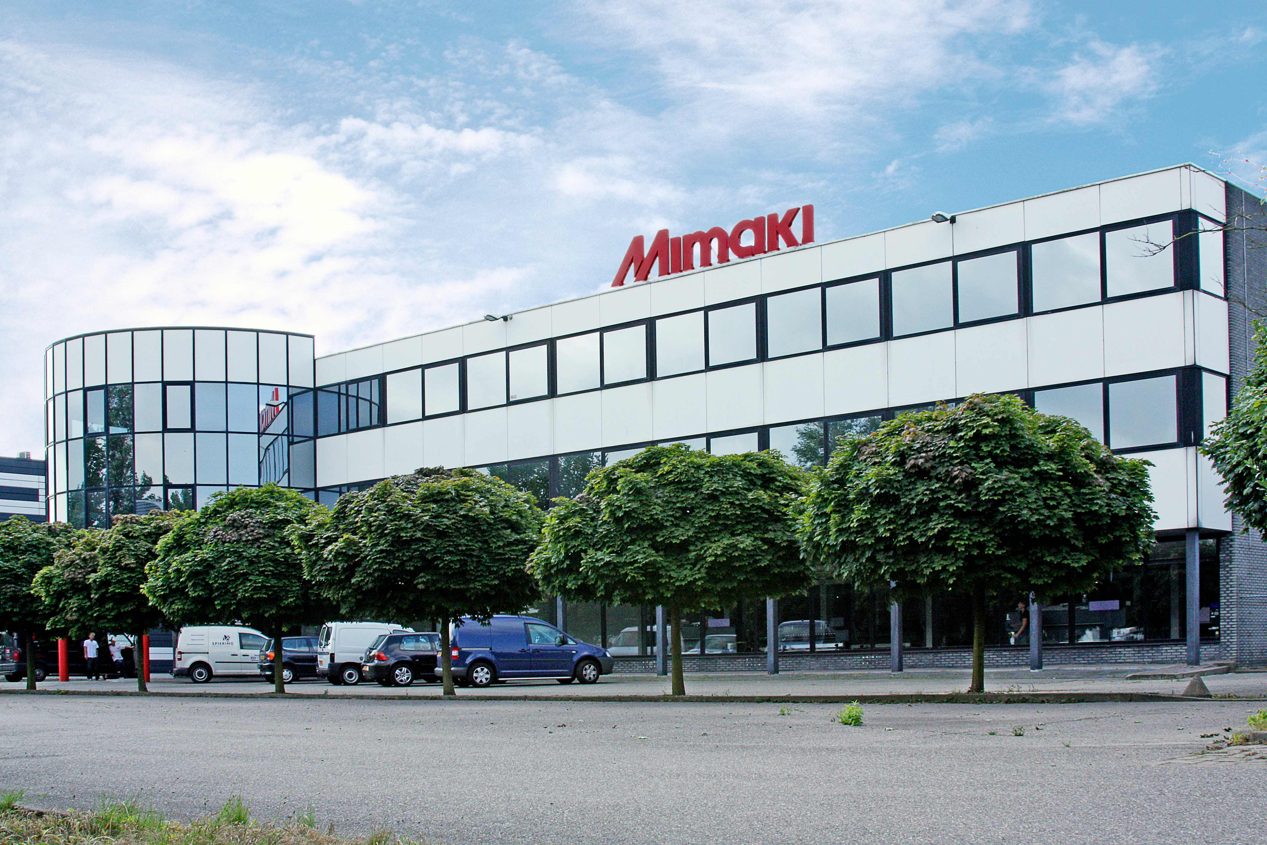 Mimaki Europe gebouw met blauwe lucht