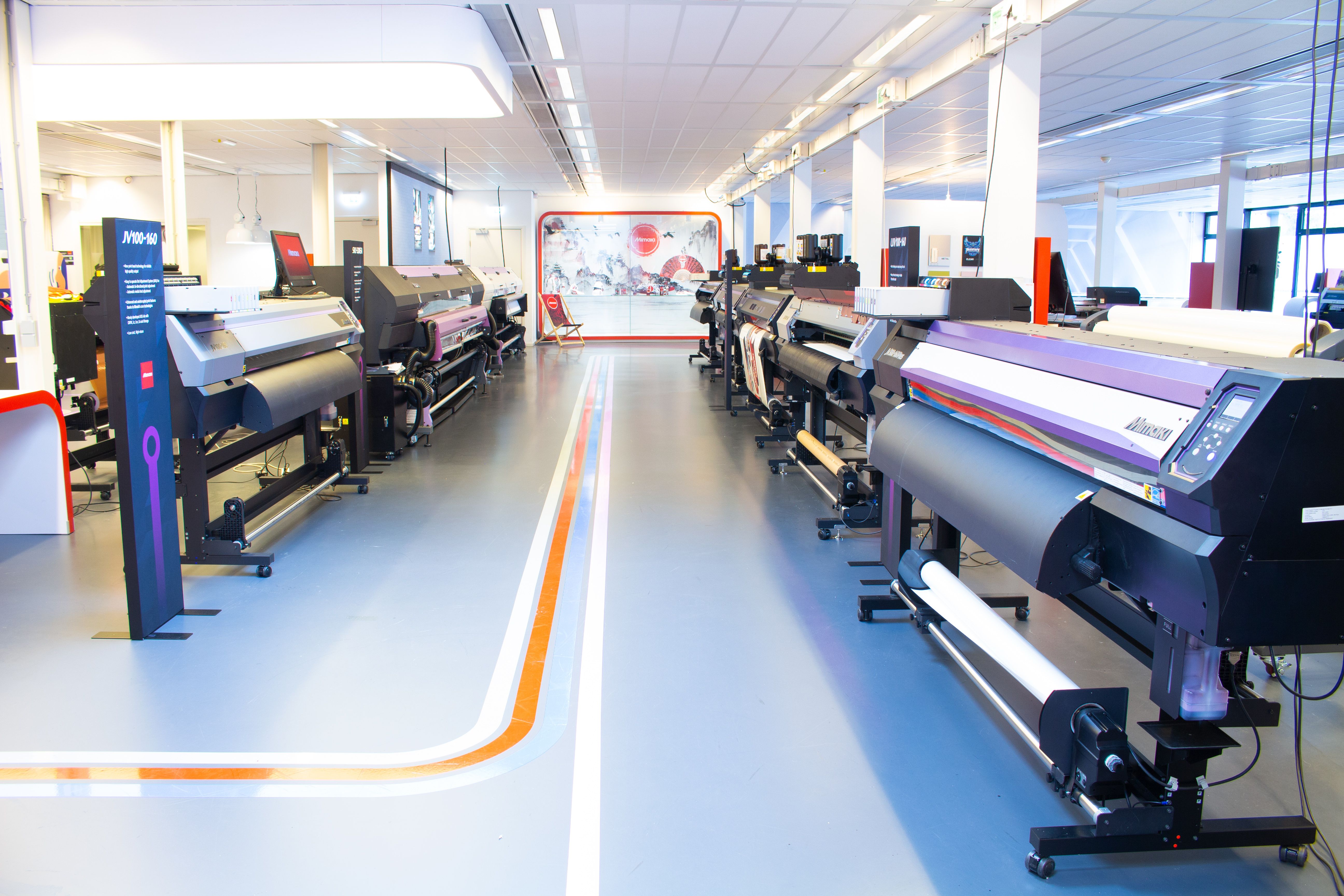 Mimaki showroom met roll-to-roll printers