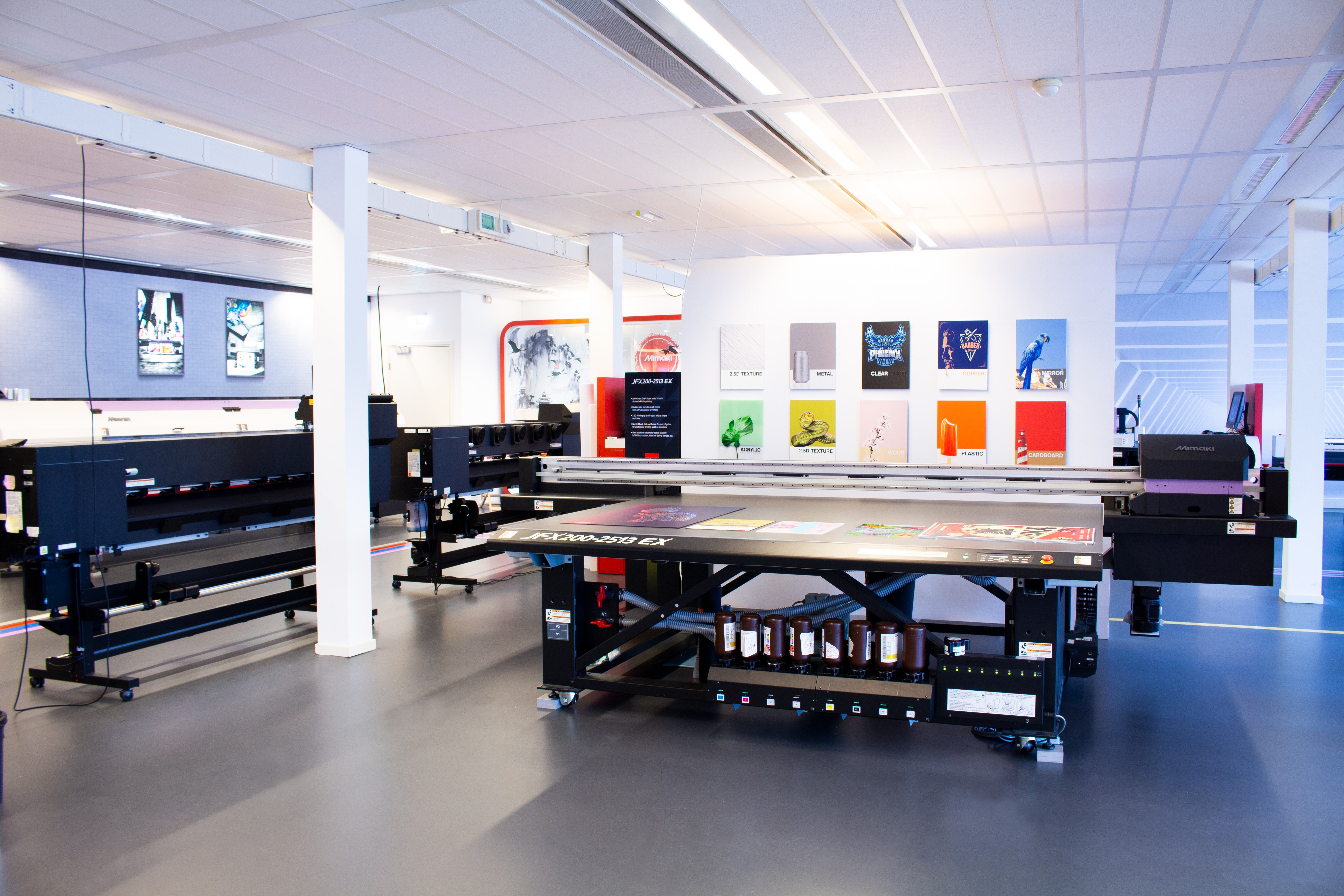 Mimaki showroom met JFX flatbed en materiaalvoorbeelden